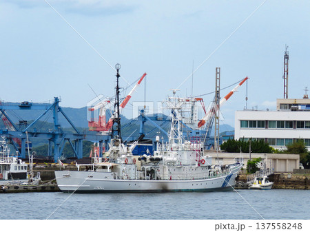 呉港に停泊する海上保安庁の巡視船 137558248