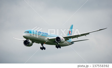 大韓航空のボーイング787が着陸態勢 137558392
