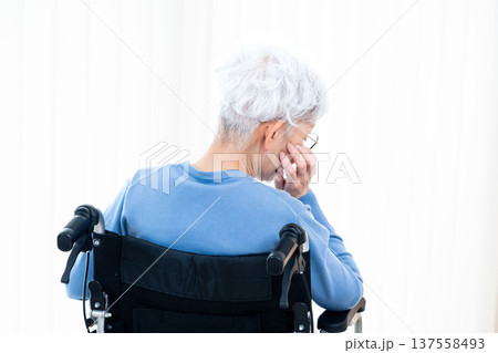 車椅子に座るシニア女性の後ろ姿 137558493