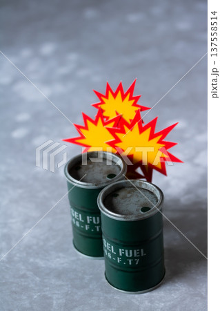 爆発するドラム缶イメージ 爆発するドラム缶イメージ 137558514