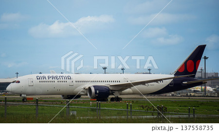 滑走路を移動するエアプレミアのボーイング787 137558735