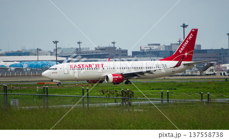 イースター航空の旅客機が滑走路を走行 137558738