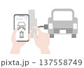 EV車の充電状況を表示したスマホを操作する手のイラスト 137558749