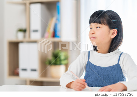 自宅で勉強をする小学生の女の子。 自宅で勉強をする小学生の女の子。 137558750