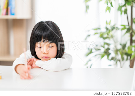 勉強したくない小学生の女の子。 勉強したくない小学生の女の子。 137558798