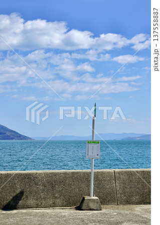 気持ちの良い青空と小豆島にある瀬戸内海を背景に立つバス停 気持ちの良い青空と小豆島にある瀬戸内海を背景に立つバス停 137558887