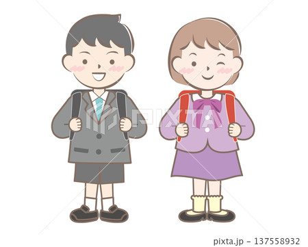 ランドセルを背負った新一年生の子供たち 137558932