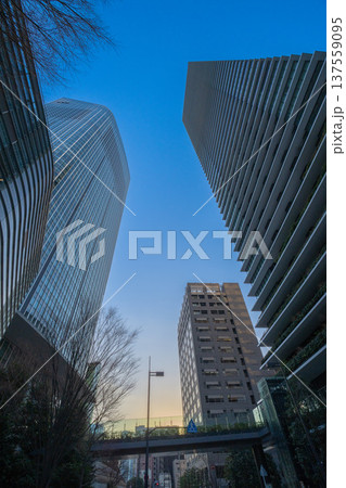 都市の成長と不動産投資を象徴する高層ビルの朝風景 都市の成長と不動産投資を象徴する高層ビルの朝風景 137559095