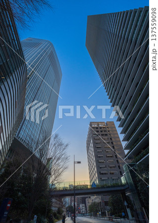 都市の成長と不動産投資を象徴する高層ビルの朝風景 137559098