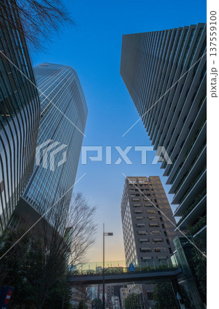 都市の成長と不動産投資を象徴する高層ビルの朝風景 都市の成長と不動産投資を象徴する高層ビルの朝風景 137559100