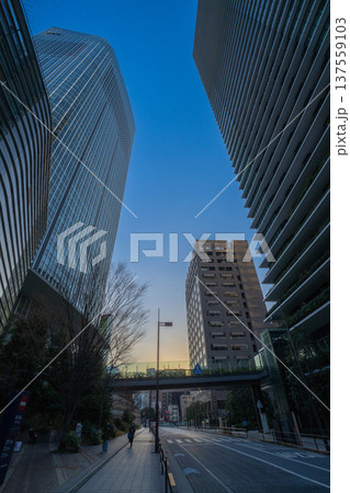 都市の成長と不動産投資を象徴する高層ビルの朝風景 137559103