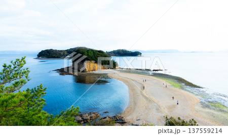 香川県小豆島にある観光名所であるエンジェルロードの風景 137559214