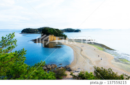 香川県小豆島にある観光名所であるエンジェルロードの風景 香川県小豆島にある観光名所であるエンジェルロードの風景 137559215