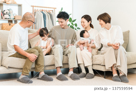 リビングルームでくつろぐ三世代家族,ファミリー(団らん) リビングルームでくつろぐ三世代家族,ファミリー(団らん) 137559594