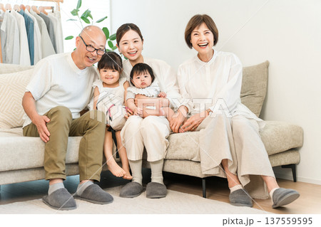 リビングルームでくつろぐ三世代家族,ファミリー(団らん) リビングルームでくつろぐ三世代家族,ファミリー(団らん) 137559595