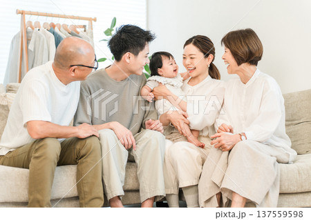 リビングのソファで赤ちゃんを抱っこする母親,三世代家族,ファミリー（初孫,孫） 137559598