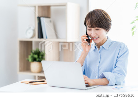 テレワークをするミドル女性。 137559610