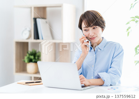 テレワークをするミドル女性。 137559612