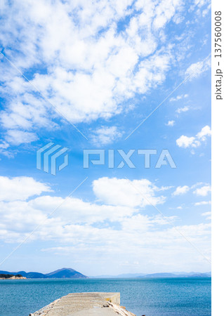 香川県小豆島にある観光スポットであるエンジェルロード近くから見た風景 137560008