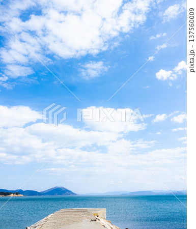 香川県小豆島にある観光スポットであるエンジェルロード近くから見た風景 香川県小豆島にある観光スポットであるエンジェルロード近くから見た風景 137560009