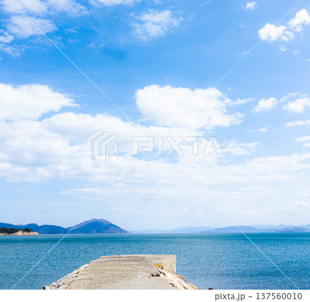 香川県小豆島にある観光スポットであるエンジェルロード近くから見た風景 137560010