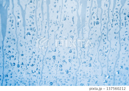 カラス窓に付いた雨粒、垂れる水滴 137560212