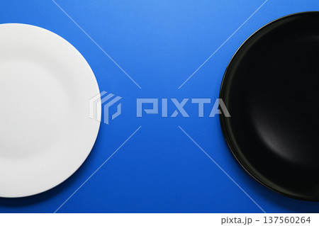 皿とコピースペース_青背景 137560264