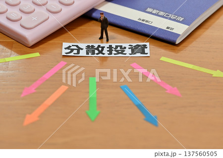 分散投資に悩むビジネスマン 137560505