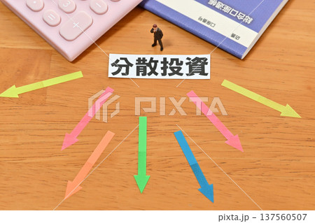 分散投資に悩むビジネスマン 137560507