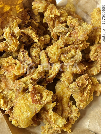 Crispy fried chicken with golden, crunchy skin and juicy, tender meat. A delicious and savory dish, perfect for any meal, served with dipping sauces or side dishes for extra flavor! 137560689