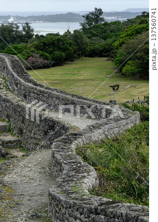 中城城跡の城壁 琉球王国の古城 中城城跡の城壁 琉球王国の古城 137560741