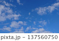 青空と白い雲 137560750