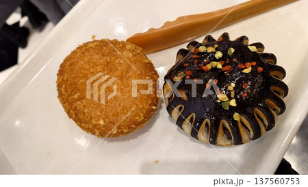 カレーパンとドーナッツ カレーパンとドーナッツ 137560753