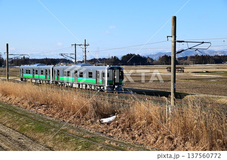 朝の東北本線 新型車両のHB‐E220系ディーゼルカー 朝の東北本線 新型車両のHB‐E220系ディーゼルカー 137560772