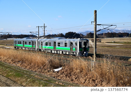 朝の東北本線 新型車両のHB‐E220系ディーゼルカー 朝の東北本線 新型車両のHB‐E220系ディーゼルカー 137560774