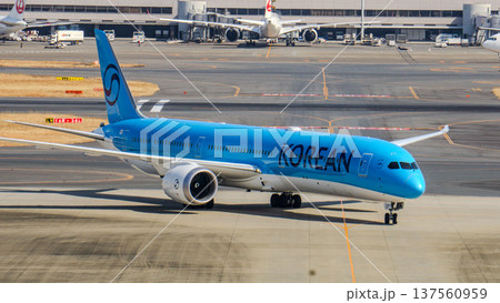 滑走路を移動する大韓航空の青い旅客機 137560959