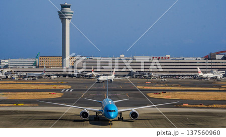 羽田空港の管制塔と大韓航空の旅客機正面 羽田空港の管制塔と大韓航空の旅客機正面 137560960
