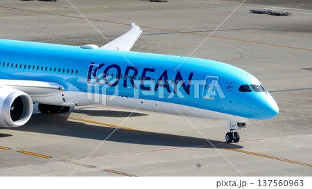 大韓航空の機体ロゴとコックピットのアップ 137560963