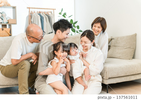リビングルームでくつろぐ三世代家族,ファミリー（団らん） 137561011