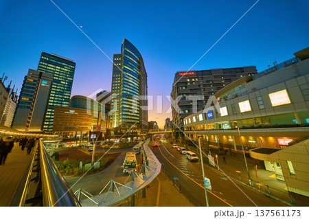神奈川県川崎市の川崎駅西口周辺の商業施設の夕夜景(超高層ビル,三日月)を見る 神奈川県川崎市の川崎駅西口周辺の商業施設の夕夜景(超高層ビル,三日月)を見る 137561173