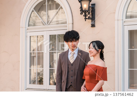 披露宴,二次会,結婚式のカラードレスで登場する新郎新婦,ドレスアップした夫婦,富豪,富裕層 137561462
