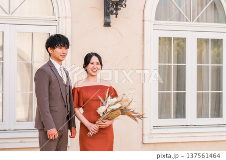 披露宴,二次会,結婚式のカラードレスで登場する新郎新婦,ドレスアップした夫婦,富豪,富裕層 披露宴,二次会,結婚式のカラードレスで登場する新郎新婦,ドレスアップした夫婦,富豪,富裕層 137561464