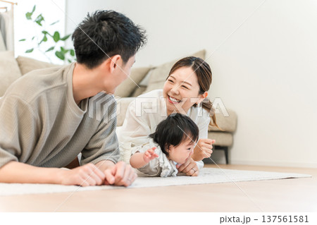 リビングでくつろぐ親子,ファミリー（子育て,育児,マイホーム） 137561581
