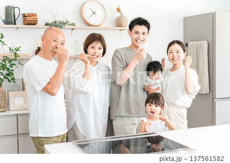歯磨き,デンタルケアをする三世代家族,ファミリー 歯磨き,デンタルケアをする三世代家族,ファミリー 137561582