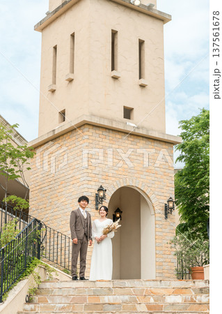結婚式場,チャペル,教会の前でウェディングフォトを撮るカップル 137561678