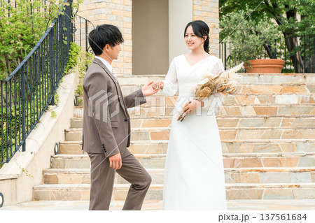 結婚式でチャペルの階段を降りる新郎新婦(ブライダル,ウェディング,披露宴) 結婚式でチャペルの階段を降りる新郎新婦(ブライダル,ウェディング,披露宴) 137561684