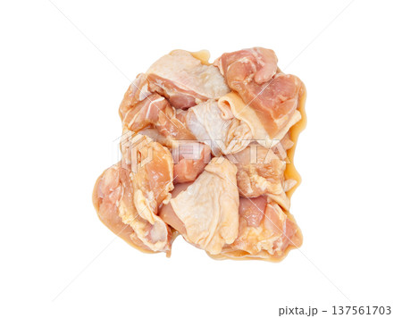 ニンニクたっぷり唐揚げの下ごしらえ、味付けした鶏肉【白背景・切り抜き】 137561703