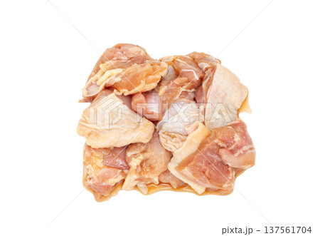 ニンニクたっぷり唐揚げの下ごしらえ、味付けした鶏肉【白背景・切り抜き】 ニンニクたっぷり唐揚げの下ごしらえ、味付けした鶏肉【白背景・切り抜き】 137561704