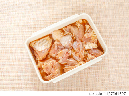 唐揚げの下ごしらえ、味付けしてタッパーに詰めた鶏肉 唐揚げの下ごしらえ、味付けしてタッパーに詰めた鶏肉 137561707