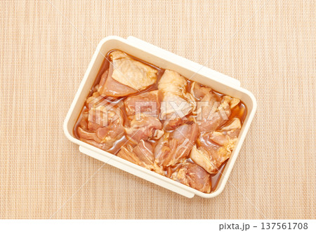 唐揚げの下ごしらえ、味付けしてタッパーに詰めた鶏肉 唐揚げの下ごしらえ、味付けしてタッパーに詰めた鶏肉 137561708